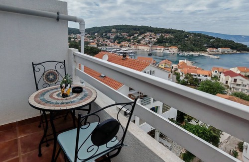 Island Hvar Apartment | Two bedroom apartment with balcony and sea view Jelsa, Hvar (A-8746-a)