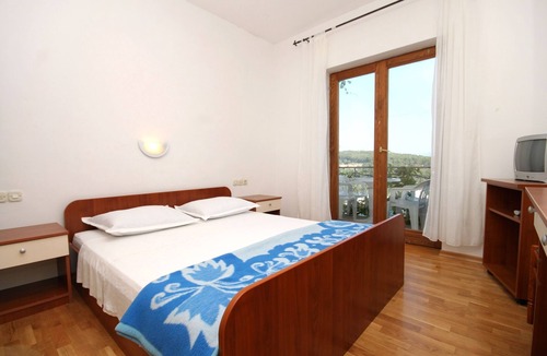 Island Hvar Apartment | Two bedroom apartment with balcony and sea view Jelsa, Hvar (A-8765-g)