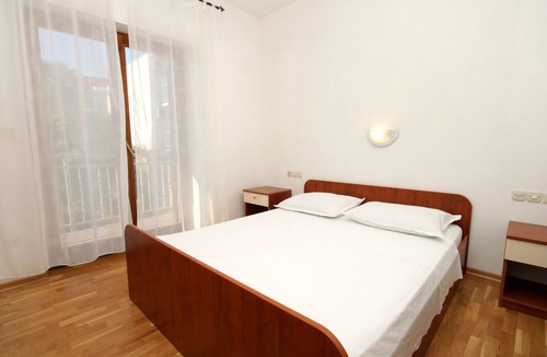 Island Hvar Apartment | Two bedroom apartment with balcony and sea view Jelsa, Hvar (A-8765-g)