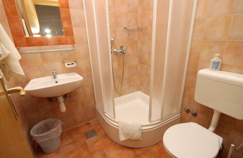 Island Hvar Apartment | Two bedroom apartment with balcony and sea view Jelsa, Hvar (A-8765-g)