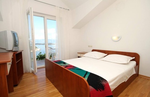 Island Hvar Apartment | Two bedroom apartment with balcony and sea view Jelsa, Hvar (A-8765-c)