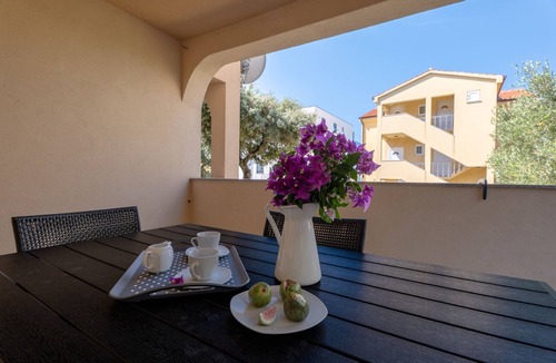 Mandre Apartment | Two bedroom apartment with terrace Mandre, Pag (A-6516-a)