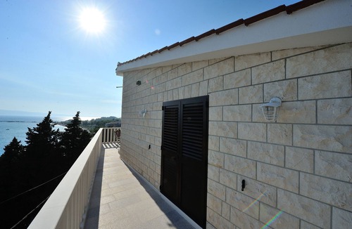 Omis Apartment | Two bedroom apartment with terrace and sea view Omiš (A-20787-f)