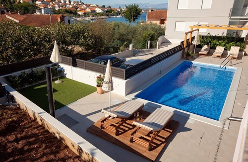 Preko Apartment | Two bedroom apartment with a swimming pool Preko, Ugljan (A-14163-b)