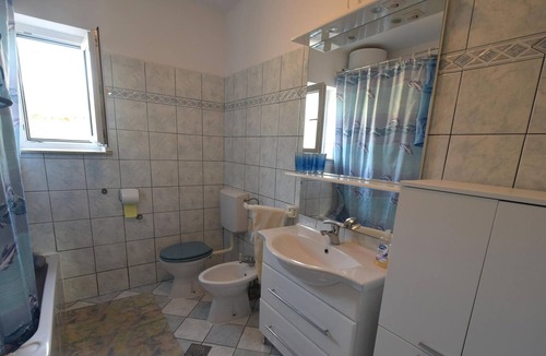 Kornic Apartment | Two bedroom apartment with terrace and sea view Kornić, Krk (A-19400-a)