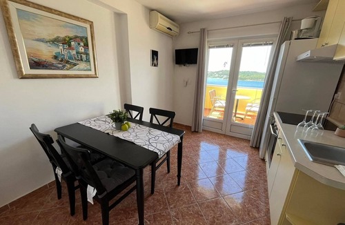 Supetarska Draga Apartment | Two bedroom apartment with balcony and sea view Supetarska Draga - Gornja, Rab (A-13645-e)