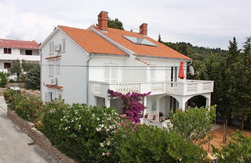 Barbat na Rabu Apartment | Two bedroom apartment with terrace and sea view Barbat, Rab (A-4962-a)
