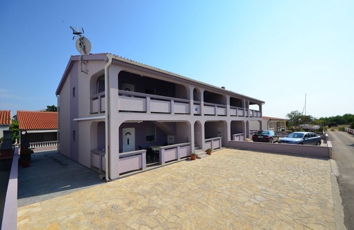 Vir Apartment | Two bedroom apartment with balcony Vir - Kozjak, Vir (A-18556-c)