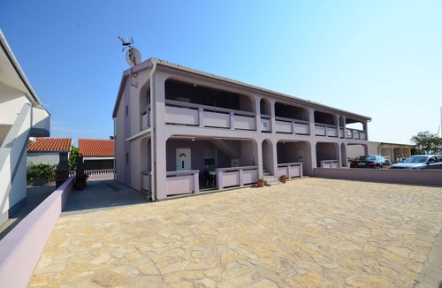 Vir Apartment | Two bedroom apartment with balcony Vir - Kozjak, Vir (A-18556-c)
