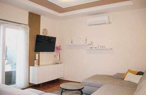 Neoric House | Two-Bedroom Holiday Home In Neoric