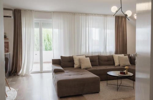Dakovo Apartment | U prolazu