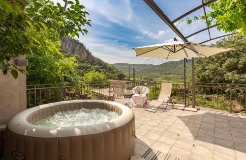 Koper Apartment | Under the rock-jacuzzi-400y stone property