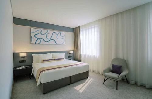 Al Muraqqabat Hotel | Upscale Escape at Khalidia Palace Hotel | Central Dubai Convenience