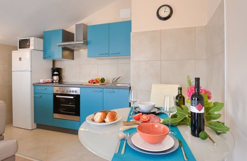 Mali Maj Apartment | Vacation apartment with pool, 2 persons, garden, air-conditioned, barbecue