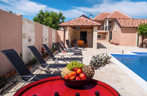 Benkovac House | Vacation home Šimić by Interhome