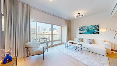 The Greens Apartment | Vacationer Holiday Homes l Upgraded Chic 2 Bed l Pool View l Free Pool, Gym Access