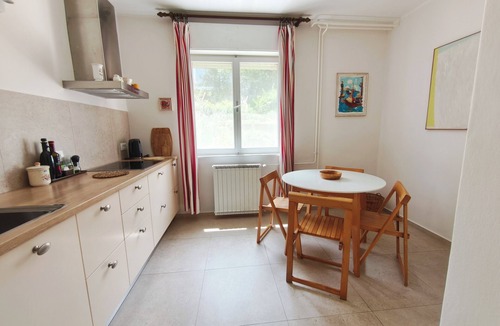 Koper Apartment | Vila Flori N2: Quiet House with Garden & Kiwi Pergola – 12 min walk to the beach