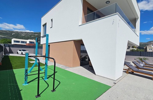 Kastel Stari Villa | Villa 60 Degrees with heated pool and basketball court