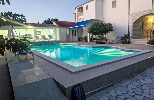 Neoric House | Villa Almas mit Schwimmbad, Fitnessraum, Tennisplatz by Interhome