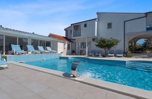 Neoric House | Villa Almas mit Schwimmbad, Fitnessraum, Tennisplatz by Interhome