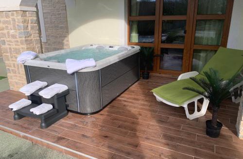 Kornic Villa | Villa Anna - 4 bedrooms, 4 bathrooms, heated pool, jacuzzi