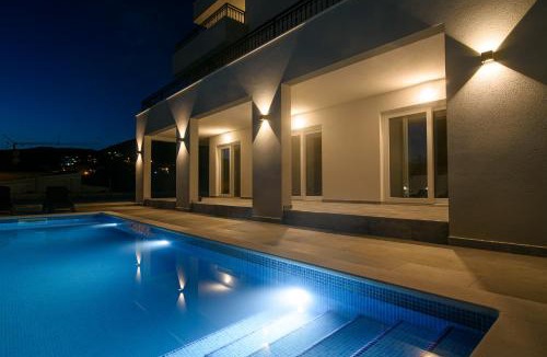 Seget Vranjica Apartment | Villa Barbara & Zoran with free parking and heated swimming pool