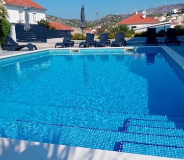 Seget Vranjica Apartment | Villa Barbara & Zoran with free parking and heated swimming pool