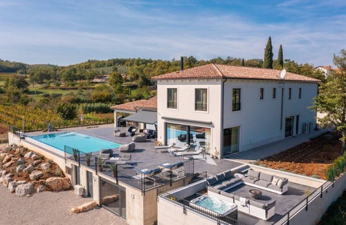 Rakotule House | Villa Cypress Hill, Spacious 4-bedroom estate with Spa, fitness & tennis court