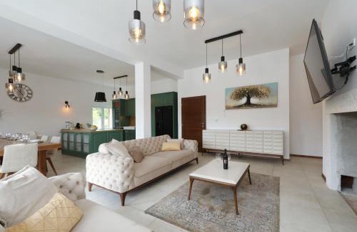 Lovinac House | Villa Demare with Heated Pool, Free EVC Station