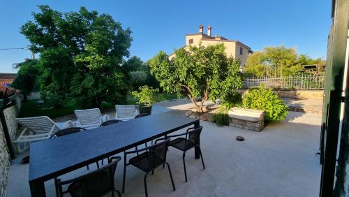 Tar Villa | Villa Dina