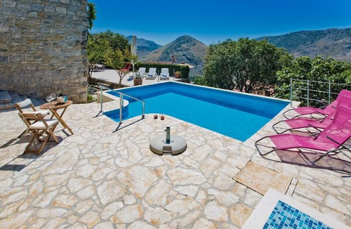 Zrnovnica Villa | Villa Don Dan - 2 independent Apartments sharing private pool with Sea View near Split in Mediterranean garden - Suitable for extended stays