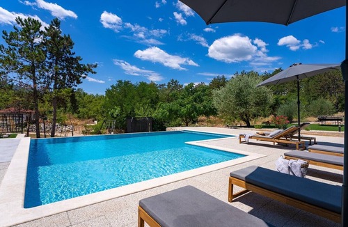 Grubine Villa | Villa Green Escape: Your Serene Family Getaway Awaits