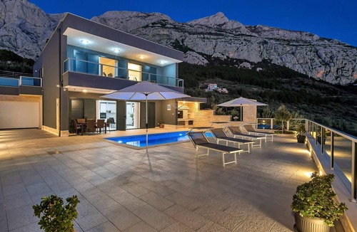 Zelenka House | Villa Infinite mit Schwimmbad und Meerblick by Interhome