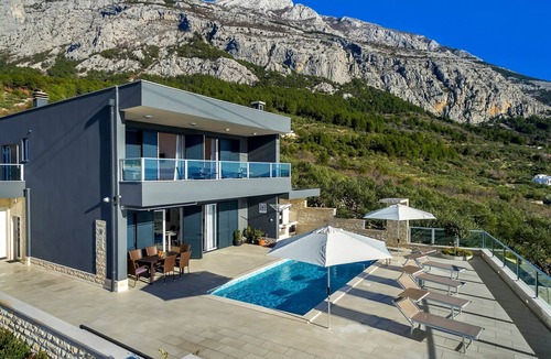 Zelenka House | Villa Infinite mit Schwimmbad und Meerblick by Interhome