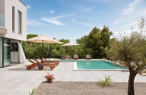 Brgod Villa | Villa KM 5 Bedroom with heted pool and garden