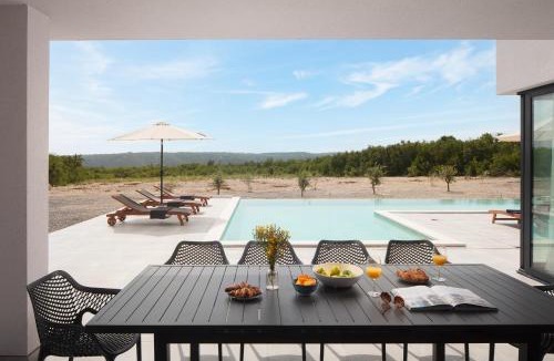 Brgod Villa | Villa KM 5 Bedroom with heted pool and garden