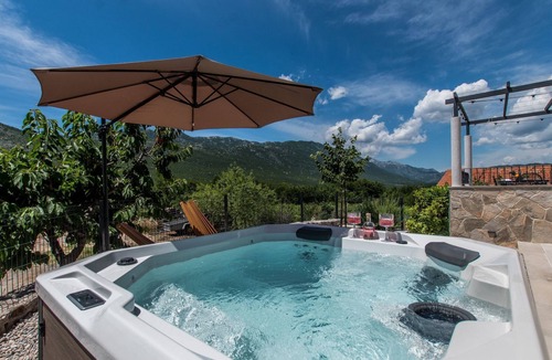 South Croatia Coast House | Villa Le Adria - Privater HotTub- Kostenloses Parken am Strand by Interhome