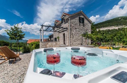 South Croatia Coast Villa | Villa Le Adria - Private HotTub - Free Beach Parking