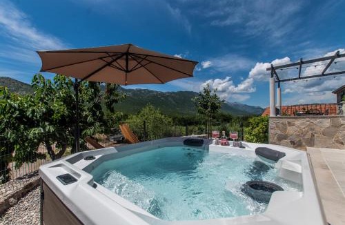 South Croatia Coast Villa | Villa Le Adria - Private HotTub - Free Beach Parking