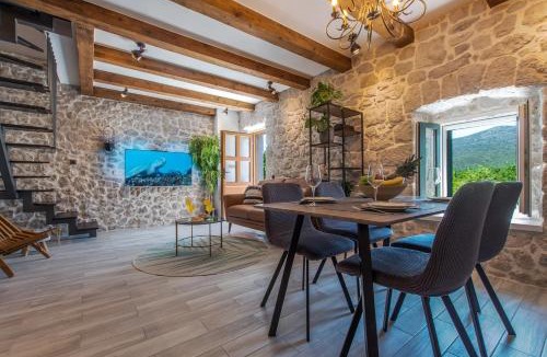 South Croatia Coast Villa | Villa Le Adria - Private HotTub - Free Beach Parking