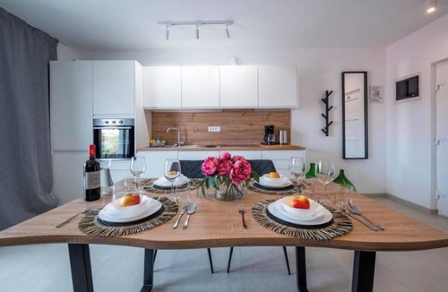 Barbariga Apartment | Villa Leonard 4★Apartment mit privatem Rooftop-Whirlpool & Teilmeerblick
