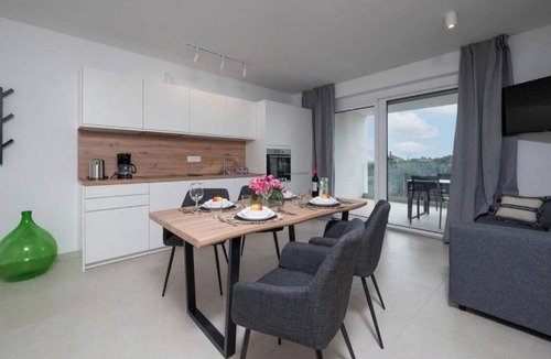 Barbariga Apartment | Villa Leonard 4★Apartment mit privatem Rooftop-Whirlpool & Teilmeerblick
