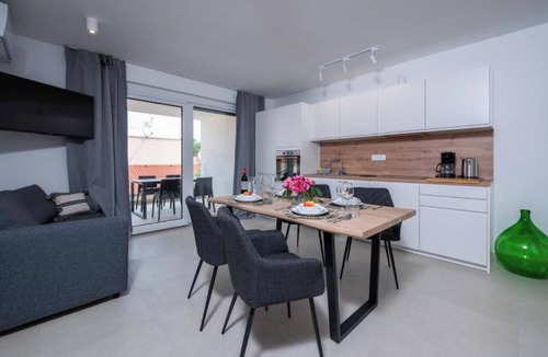 Barbariga Apartment | Villa Leonard 4★Apartment mit privatem Rooftop-Whirlpool & Teilmeerblick