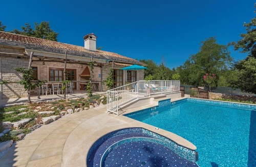 Heki Villa | Villa Lipica with Private Pool and Jacuzzi