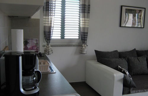 Cesarica Apartment | Villa Luce, apartment Maslina 70 m from the sea, with sea view at Karlobag.