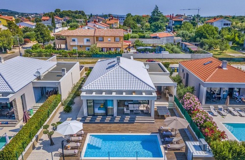 Sikici Villa | Villa Luna & Pia in Pula for 10 people with heated pool