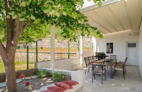 Tugare Villa | Villa Magnolia I Heated Pool & Hot Tub near Omiš, 10 Guests