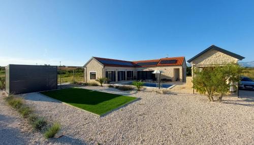 Privlaka Villa | Villa Mala,Luxury Retreat with Pool, Sauna & Gym