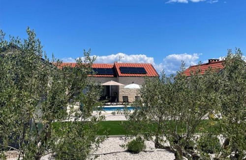 Privlaka Villa | Villa Mala,Luxury Retreat with Pool, Sauna & Gym