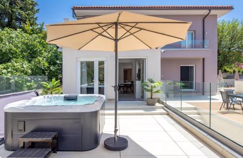 Selce Apartment | VILLA MAR - LUXURY APARTMENTS with pool and Deluxe apartment with hot tub in Selce, 20 meters from the beach